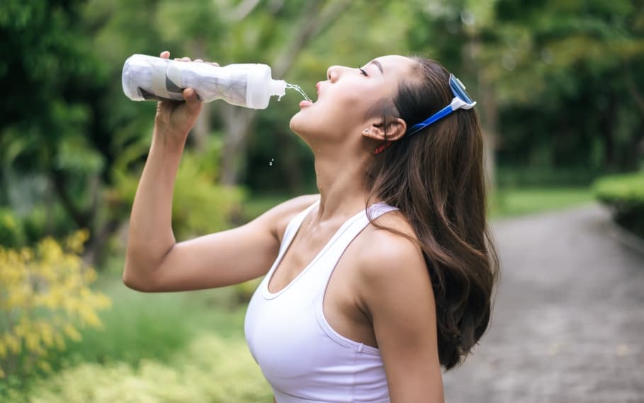 水水喝太多恐有水中毒！喝太多水的6大症状