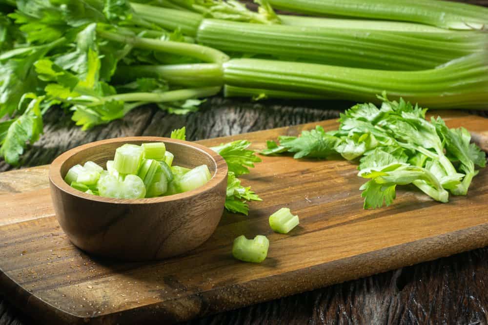 抗癌、护眼叫它第一名！平民食材芹菜好处多、吃芹菜“铁”定不生病
