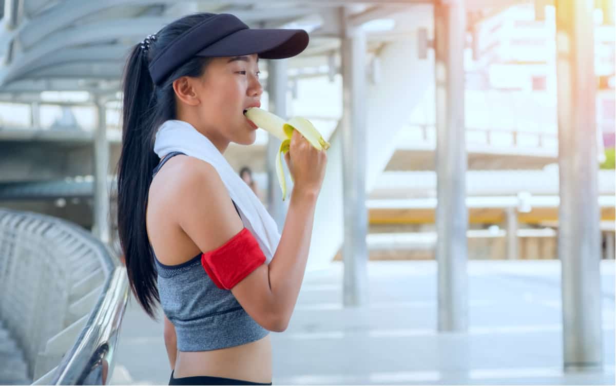 预防抽筋不是只有香蕉！10种超级食物降低抽筋机率、4大营养素缺一不可