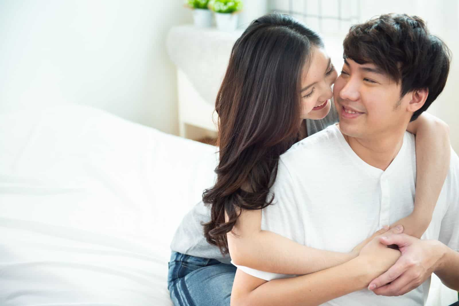 月经来可以做爱吗？专家解答“闯红灯”的5大注意事项！