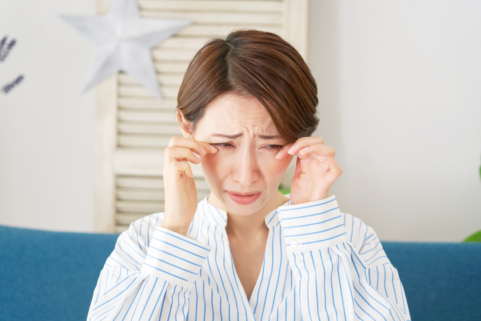 眼睛痛怎么办？眼睛向上看、内侧痛或转动时痛的原因详解
