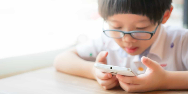 小孩若近视不及时矫正，度数可能每年增加约 100 度