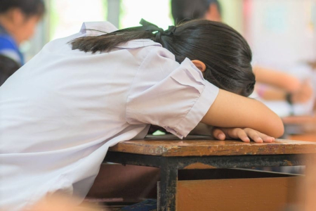 快要入睡时身体突然一抖？当心睡眠抽动对健康的影响