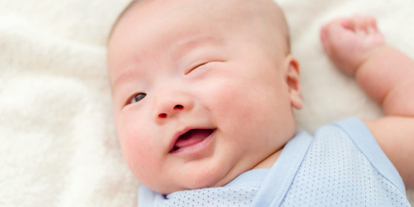 新生儿几时开始看得清？0至12个月婴儿视力发展全解析！ 9个小贴士助宝宝视力成长