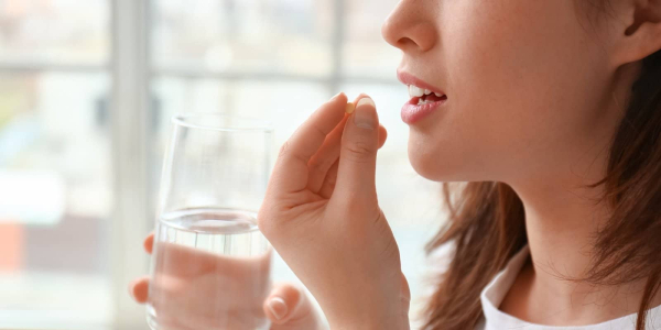 饭前饭后要隔多久才能吃药？解答 4 种西药服用时间及空腹的定义