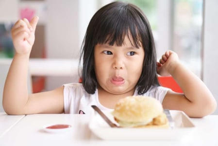孩子吃饭总挑食？学会这5招让他爱上吃饭！