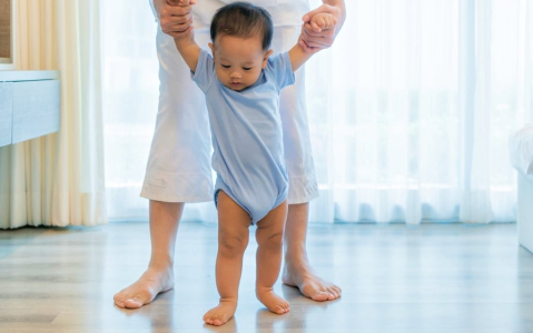 孩子还不会走该担心吗？带你了解宝宝走路年龄与常见迷思
