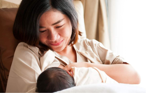 母乳喂哺8大益处｜妈妈宝宝都受益的健康选择