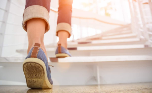 爬楼梯是一项有效运动，搭配手臂动作训练更全面