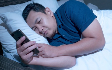 睡前放下手机，改善睡眠的3个关键原因